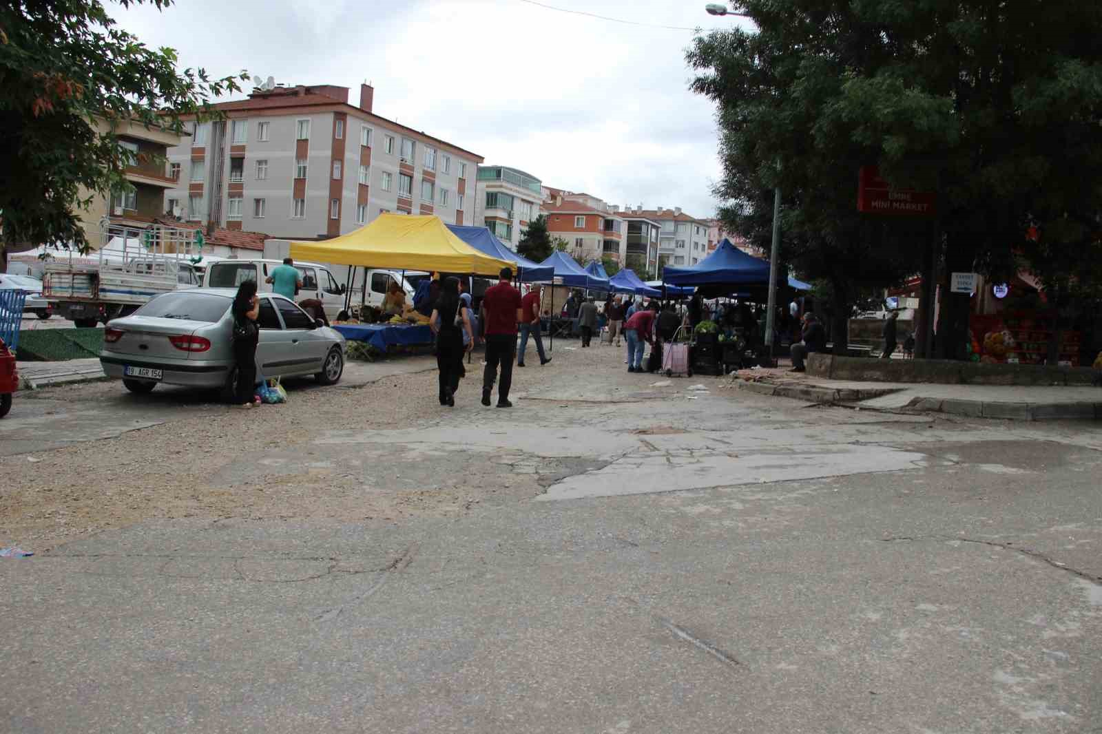 ÇORUM’DA SAĞANAK PAZARCILARA ZOR ANLAR YAŞATTI