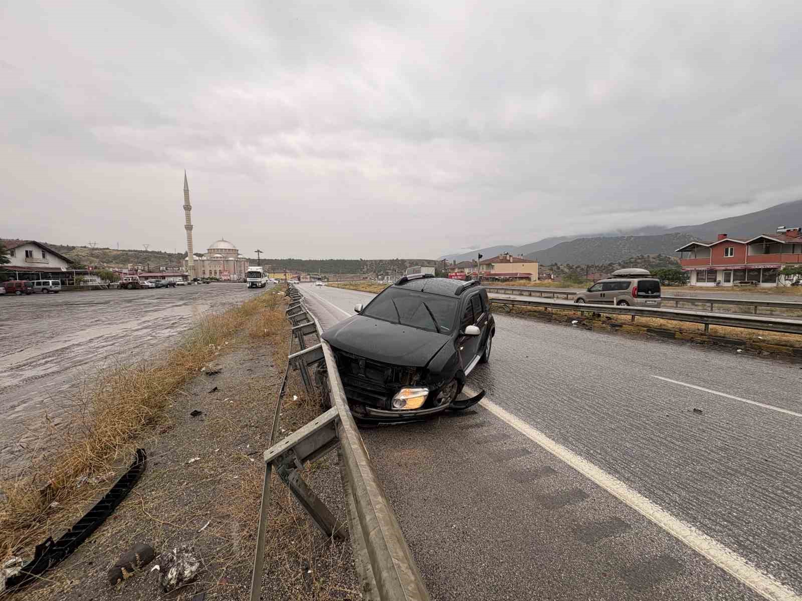 D100’DE SAĞANAK YAĞIŞ ÇOK SAYIDA KAZAYA SEBEP OLDU