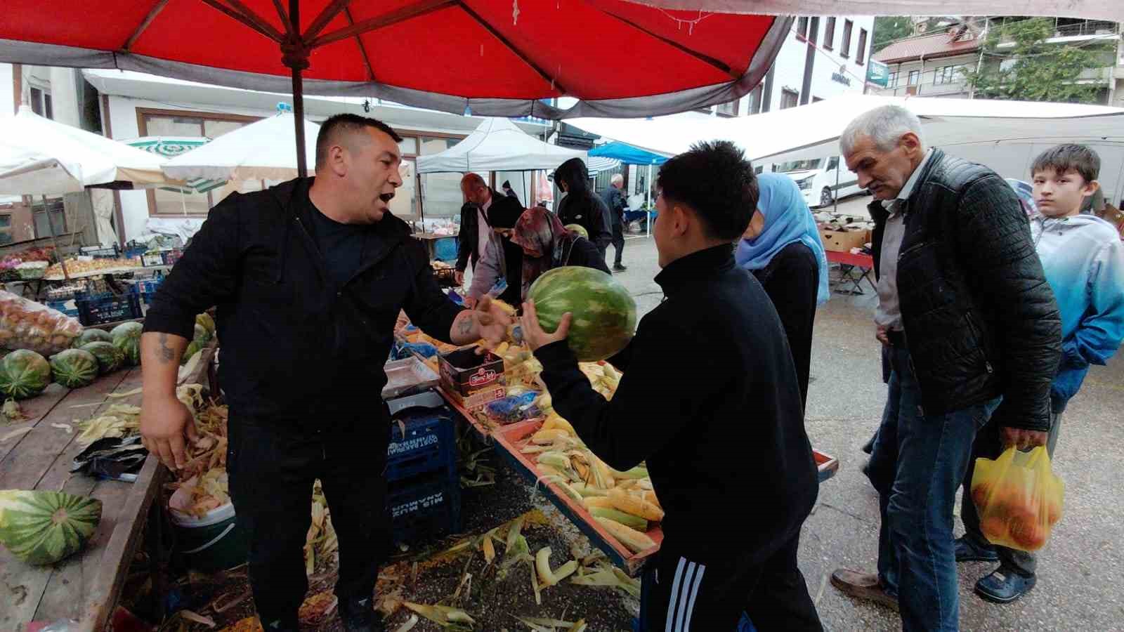 BOLU’DA HAYIRSEVER ESNAF 1 TON KARPUZU 1 SAATTE ÜCRETSİZ DAĞITTI