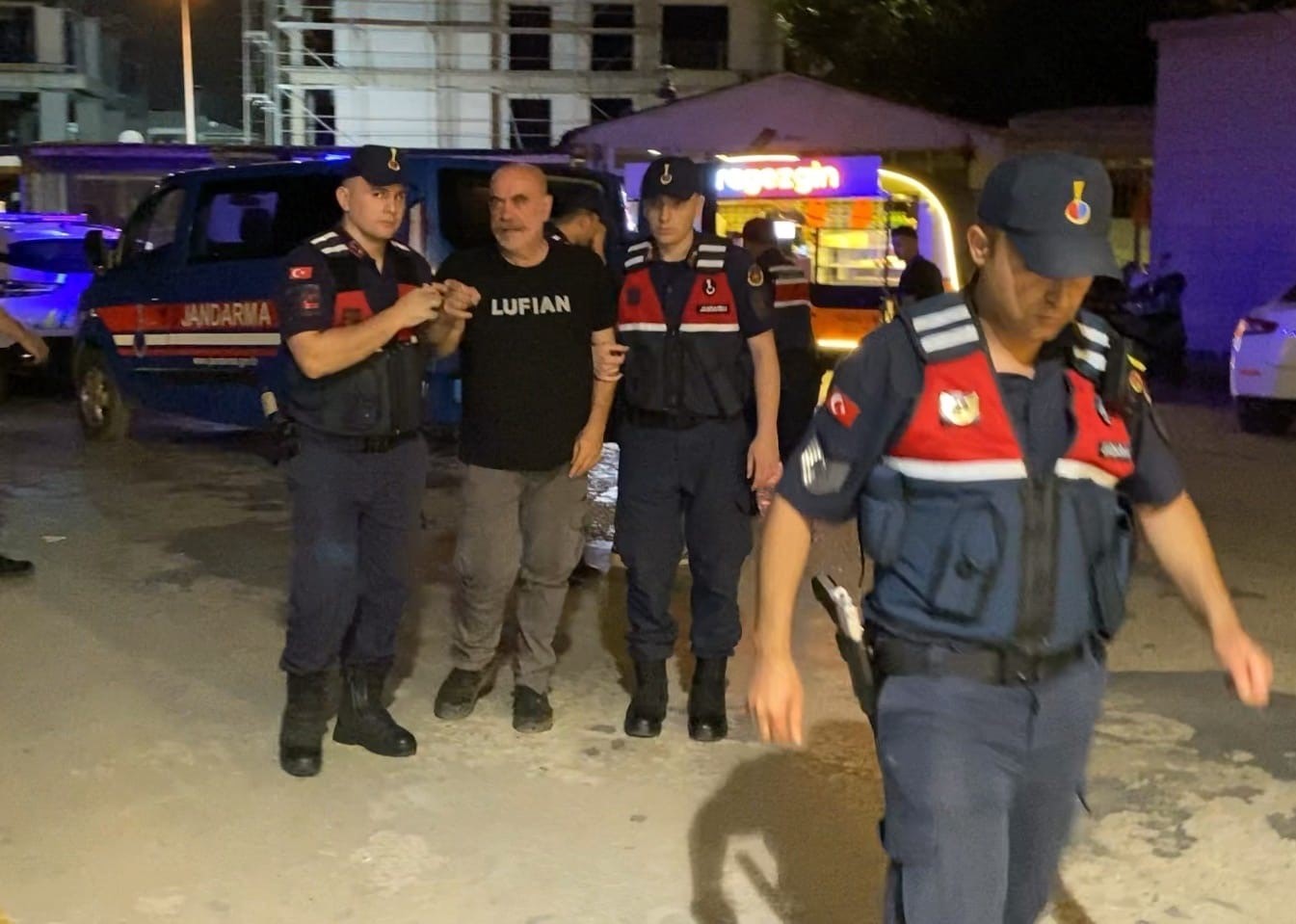 ADLİ KONTROLLE SERBEST KALAN ÜNLÜ YÖNETMEN EZEL AKAY: "MAHKEME SONUNDA HER ŞEYİ ÖĞRENECEKSİNİZ"