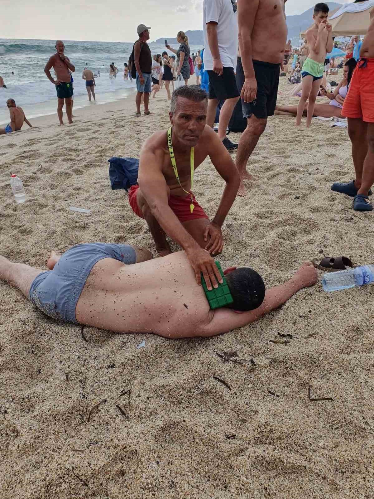 ALANYA’DA BOĞULMA TEHLİKESİ GEÇİREN TATİLCİYİ CANKURTARAN KURTARDI