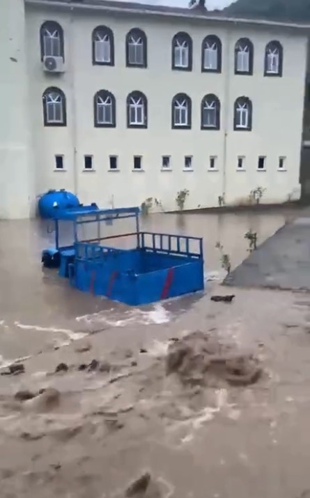 KASTAMONU’DA METREKAREYE 130 KİLOGRAM YAĞIŞ DÜŞEN İLÇEDE SU BASKINLARI YAŞANDI