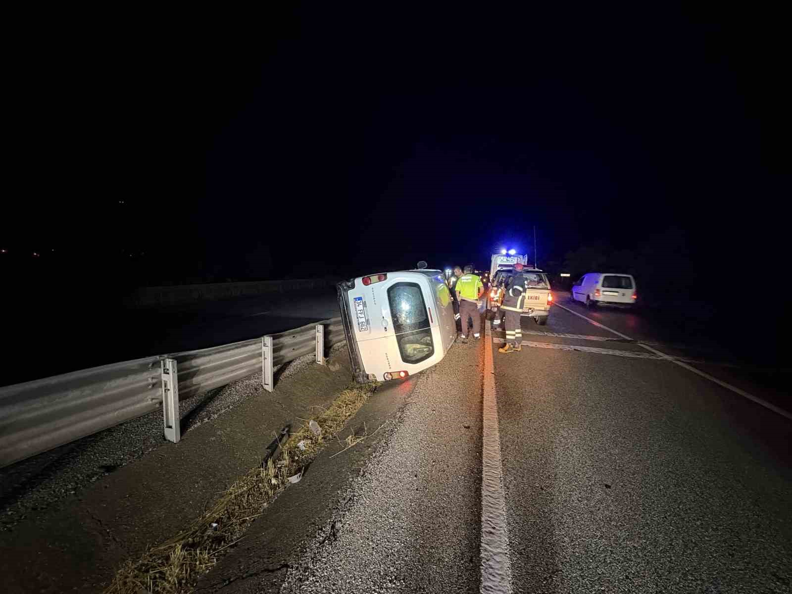 D100’DE HAFİF TİCARİ ARAÇ DEVRİLDİ, SÜRÜCÜ KAYIPLARA KARIŞTI