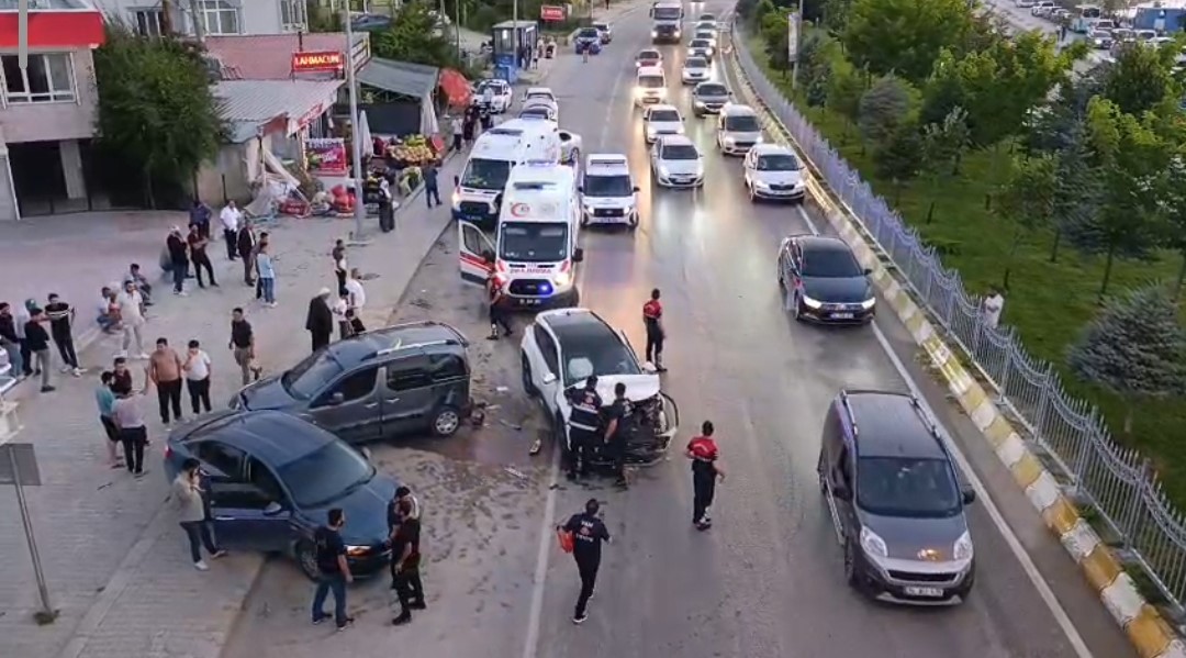 VAN’DA ZİNCİRLEME TRAFİK KAZASI: 1 YARALI