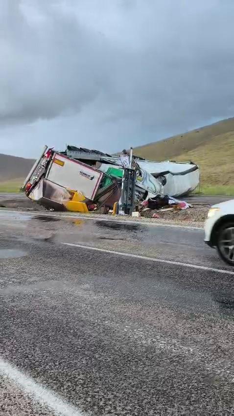 SİVAS’TA TIR KAYGANLAŞAN YOLDA DEVRİLDİ: 1 AĞIR YARALI