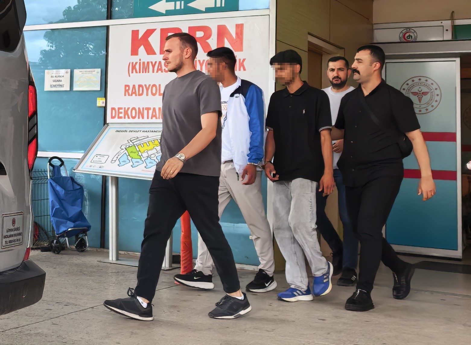 TEKME TOKAT DÖVDÜKLERİ GENCİN KOLYESİNİ ÇALIP KAÇTILAR