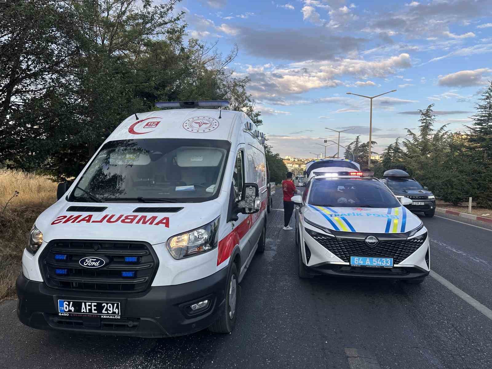 UŞAK’TA OTOMOBİL TIRA ARKADAN ÇARPTI: 4 YARALI