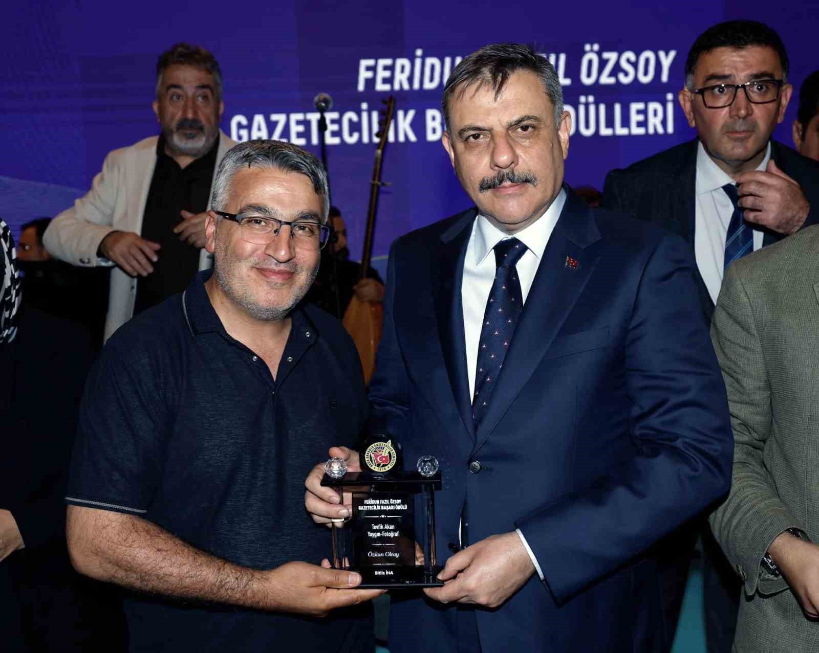 FERİDUN FAZIL ÖZSOY BAŞARILI GAZETECİLER ÖDÜL TÖRENİ’NDE İHA’YA ÖDÜL
