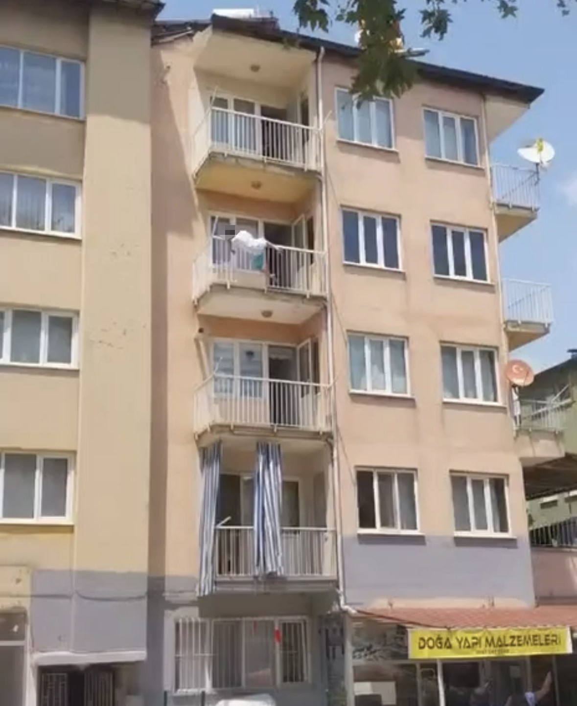 YARI ÇIPLAK SOKAĞA ÇIKAN KADIN DAHA SONRA 3. KATTAN ATLADI