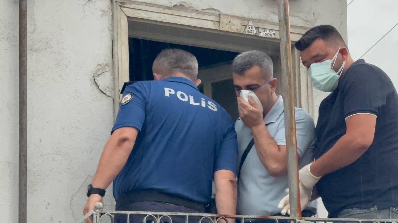 AĞIR KOKU ACI GERÇEĞİ ORTAYA ÇIKARDI: 73 YAŞINDAKİ ADAM EVİNDE ÖLÜ BULUNDU