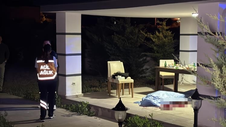 AKSARAY’DA VİLLA BAHÇESİNDEKİ İÇKİ MASASINDA CİNAYET: 1 ÖLÜ