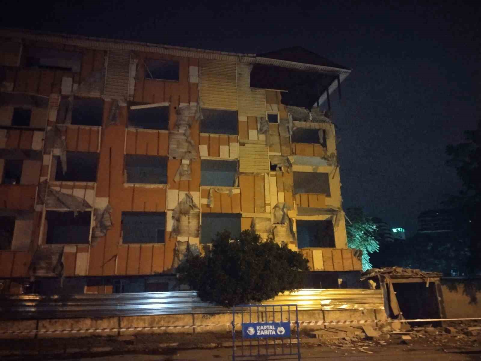 KARTAL’DA METRUK BİNANIN BALKONU ÇÖKTÜ
