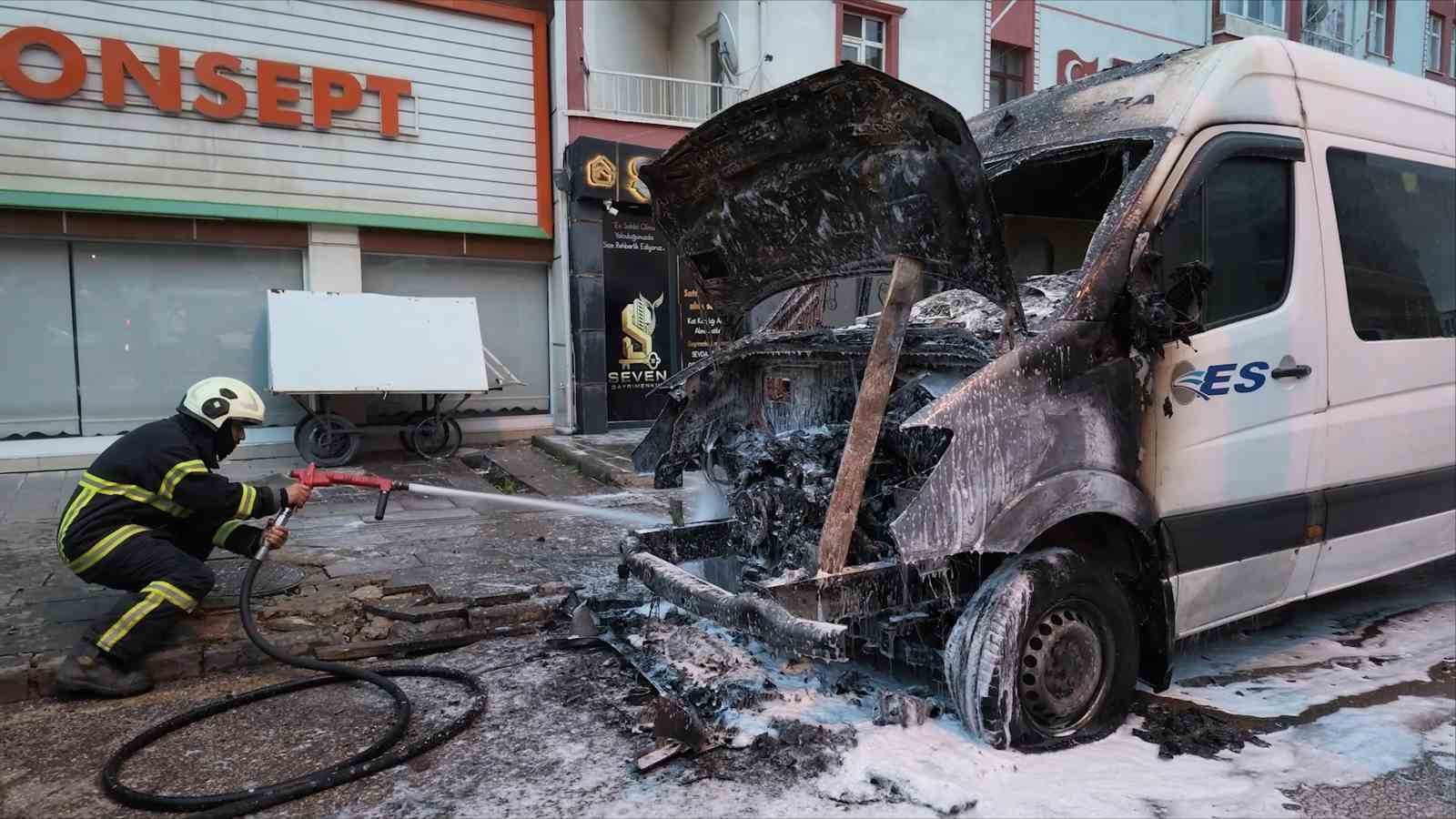 PARK HALİNDEKİ MİNİBÜSTE YANGIN ÇIKTI