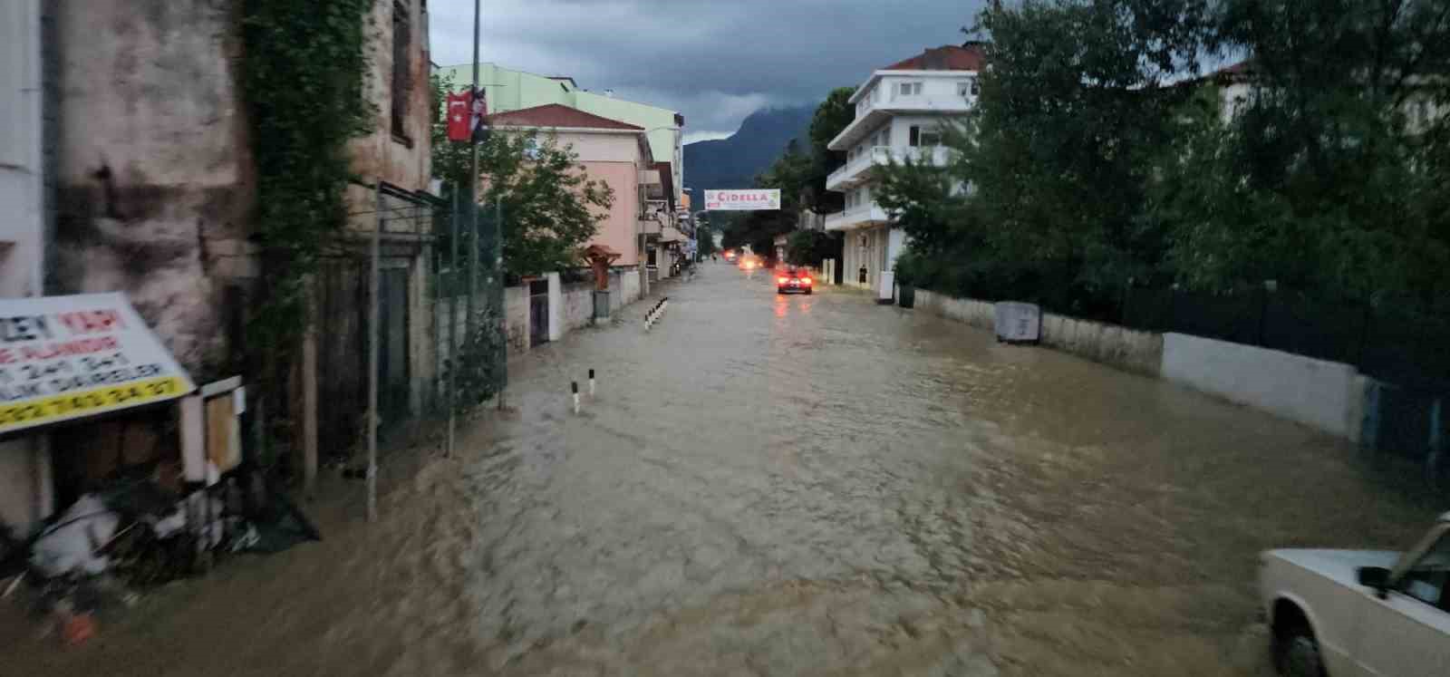 KASTAMONU’YU SEL VURDU: İŞ YERLERİ, EVLER VE ARAÇLAR SU ALTINDA KALDI