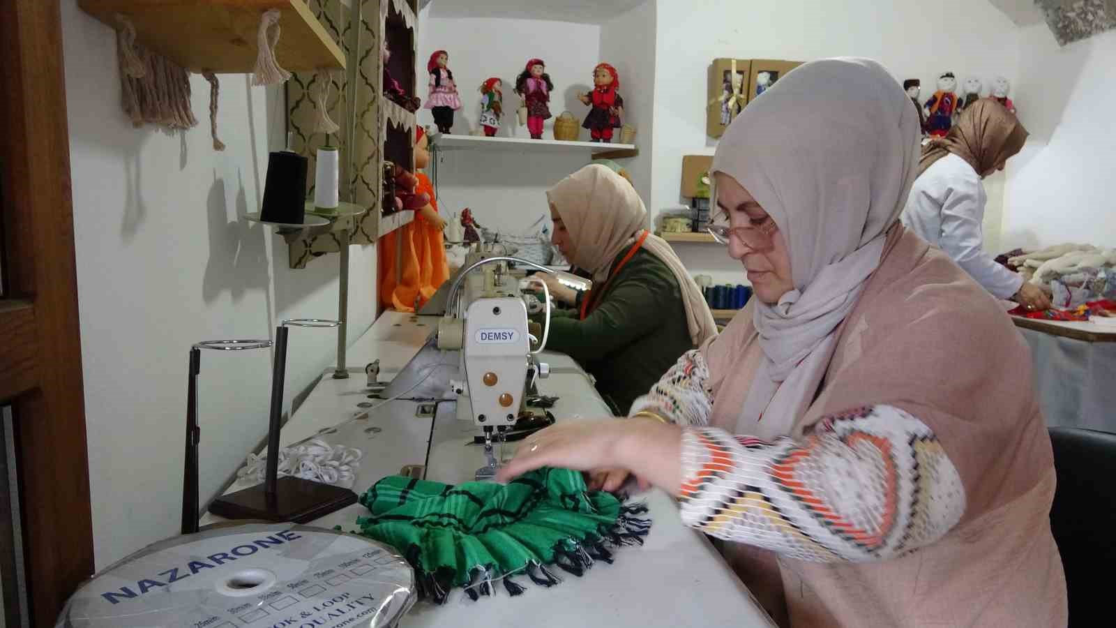 ATIL KUMAŞLARI SANATA DÖNÜŞTÜRÜYORLAR