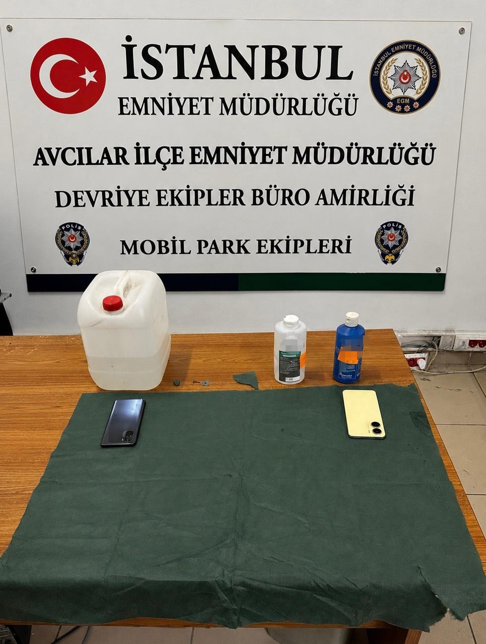 AVCILAR’DA TIRABZAN HIRSIZLIĞI ŞÜPHELİLERİ YAKALANDI: ’PEÇETE’ OLARAK TABİR EDİLEN UYUŞTURUCU MADDE ELE GEÇİRİLDİ