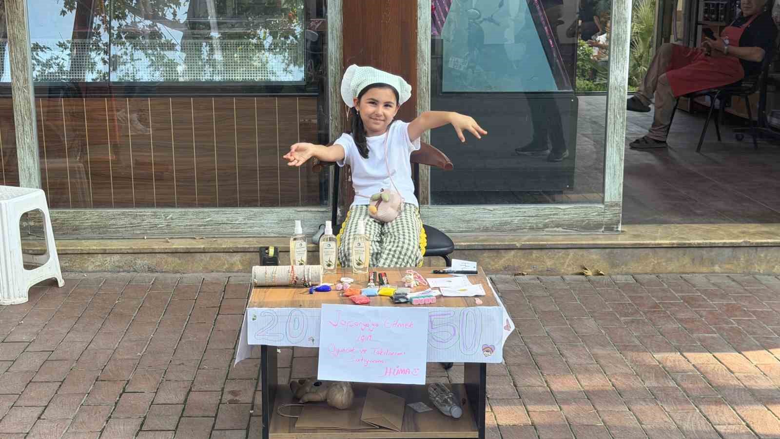JAPONYA’YA GİTMEK İÇİN OYUNCAK VE TAKILARINI SATIŞA ÇIKARDI