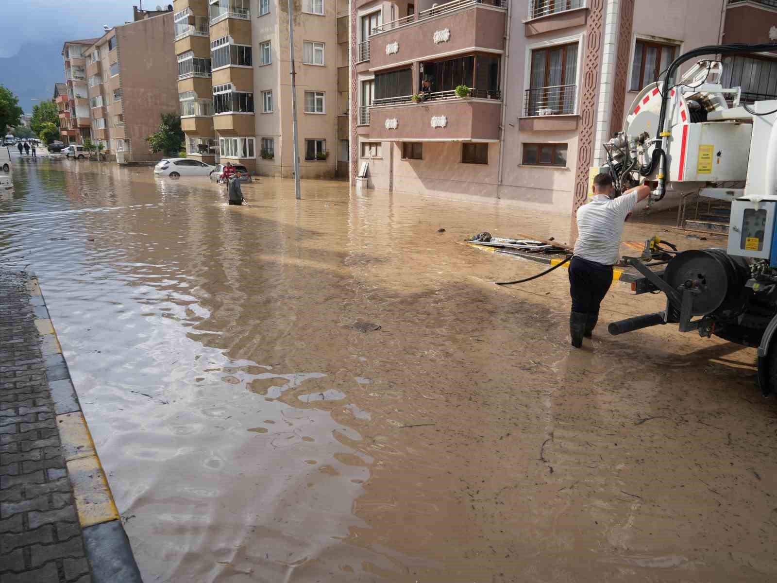 SELİN VURDUĞU CİDE İLÇESİNDE EKİPLERİN SU TAHLİYE ÇALIŞMASI SÜRÜYOR