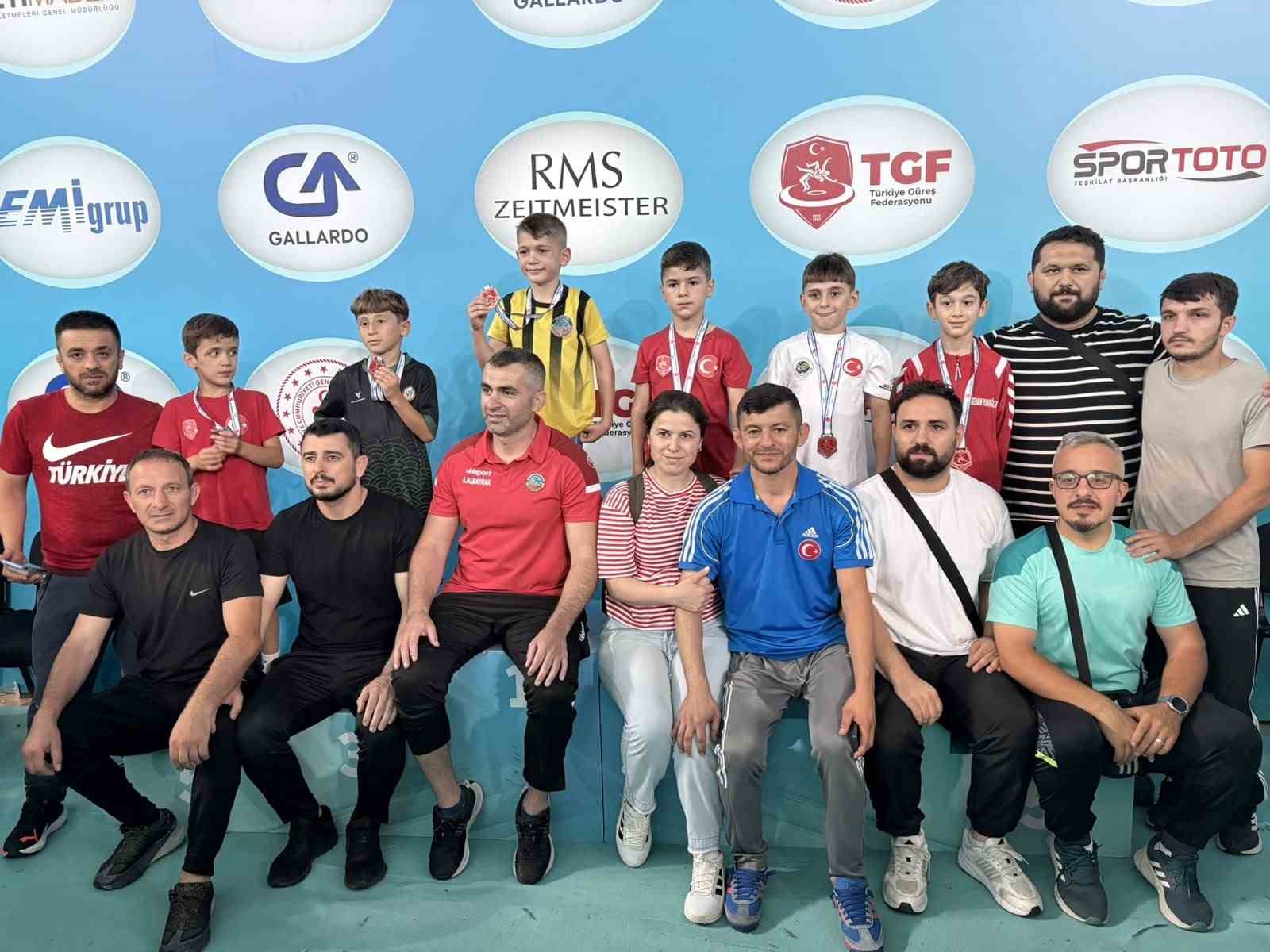MİNİK PEHLİVAN ERTUĞRUL ALP TEKİN’DEN TÜRKİYE ŞAMPİYONASI’NDA ÇİFTE MADALYA