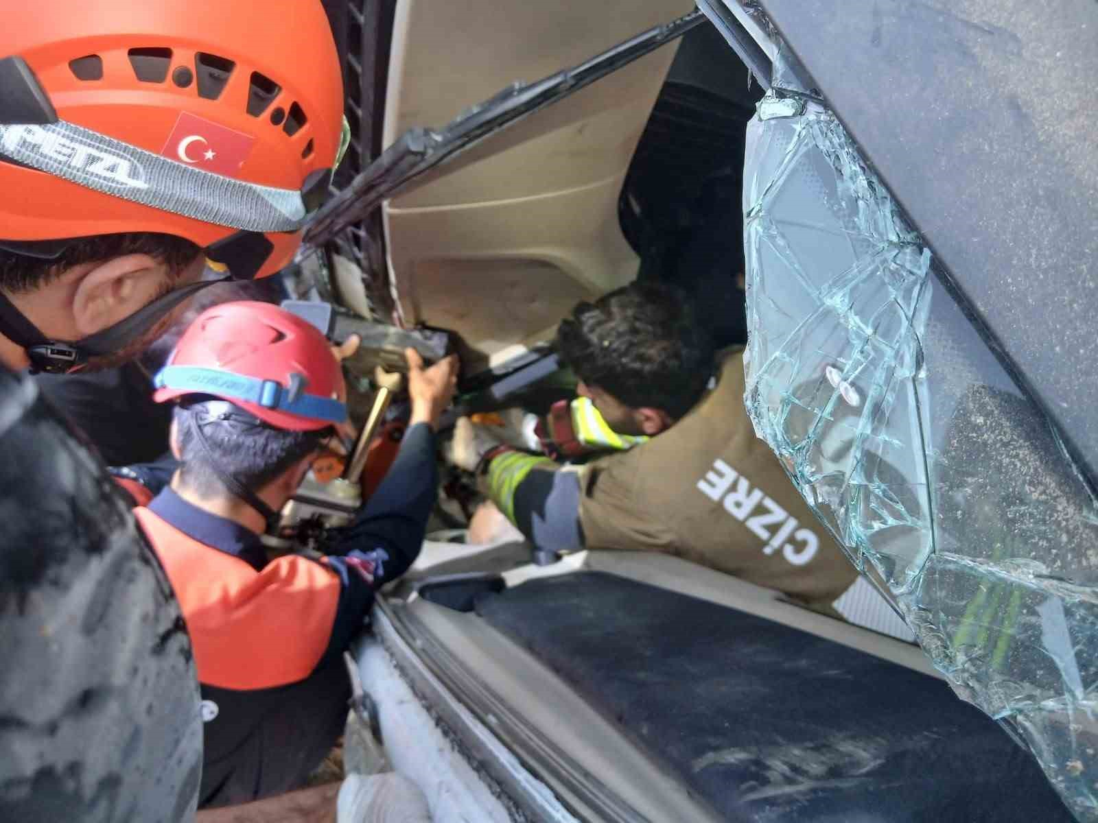 ŞIRNAK’TA TIR DEVRİLDİ: 1 YARALI
