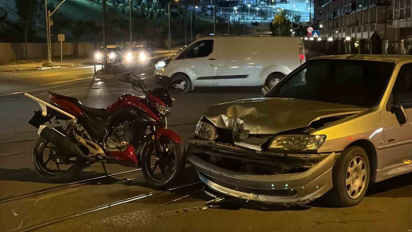 OTOMOBİL VE MOTOSİKLET KAFA KAFAYA ÇARPIŞTI: 2 YARALI