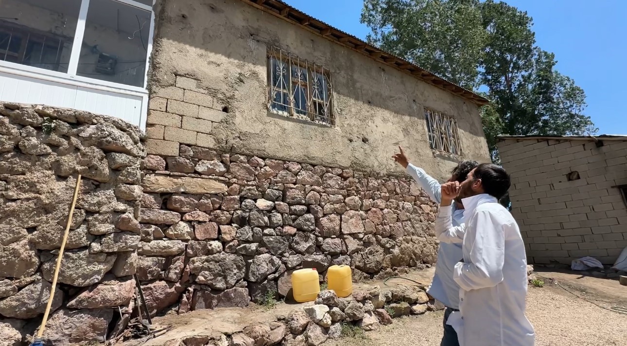 YÜKSEKOVA’DA YILANLAR BİR EVİN KABUSU OLDU