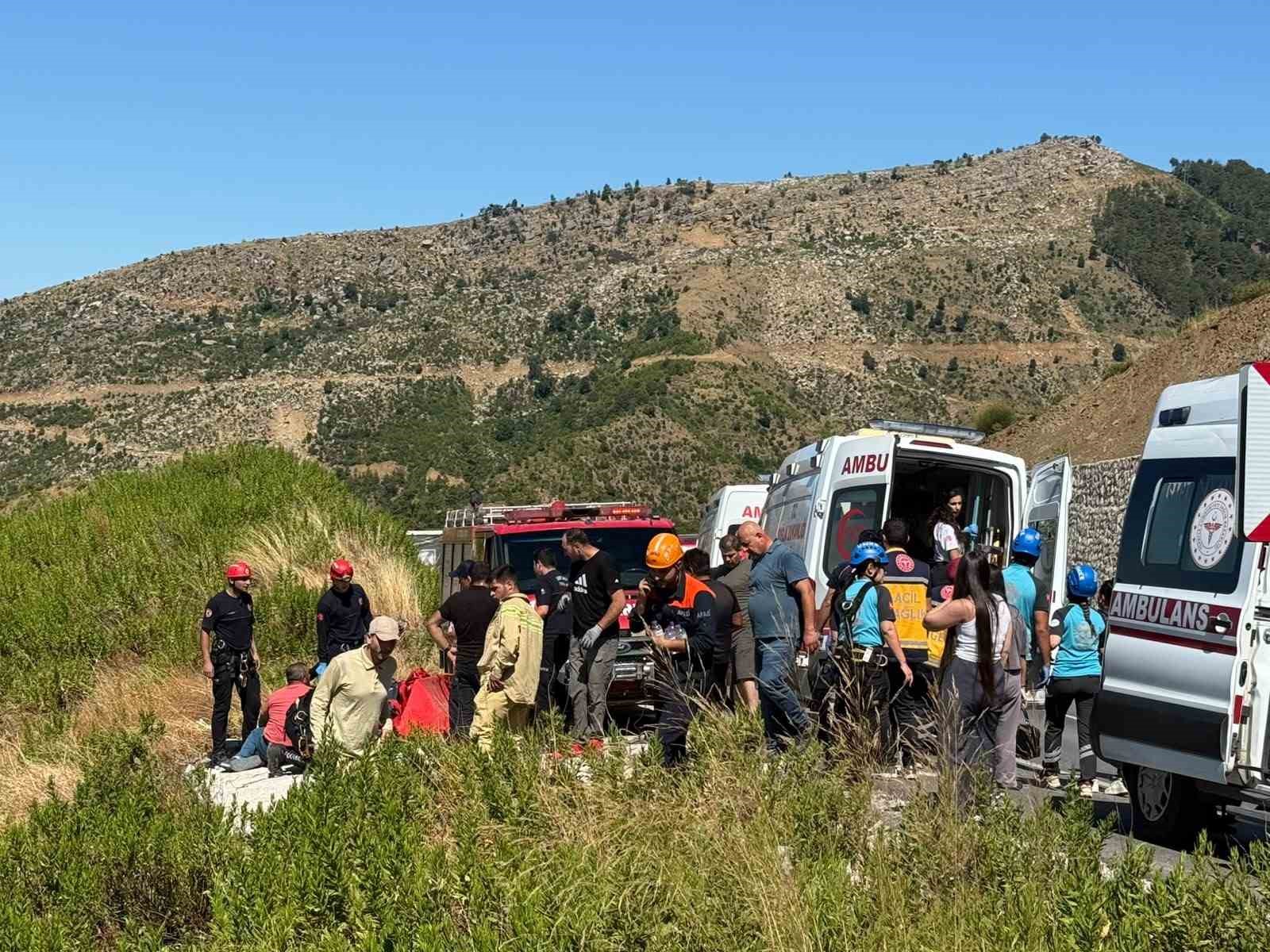 ANTALYA’DA OTOMOBİL UÇURUMA YUVARLANDI: 5 ÖLÜ, 2 YARALI