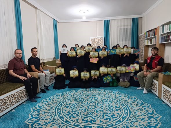EMİRDAĞ’DA AZİZİYE KIZ HAFIZLIK KUR’AN KURSU ÖĞRENCİLERİNE ‘EBRU SANATI’ VE ‘KALİGRAFİ’ ETKİNLİĞİ’ İLGİ GÖRDÜ