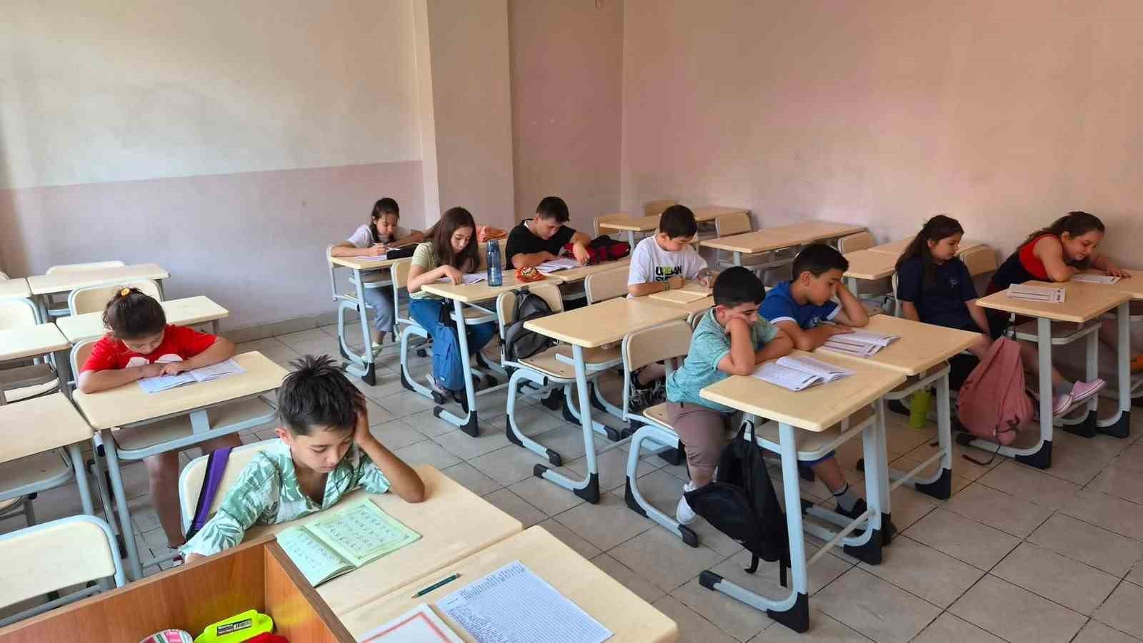 ESKİŞEHİR’DE GENÇLER YAZ OKULUNDA HEM EĞLENİYOR HEM ÖĞRENİYOR
