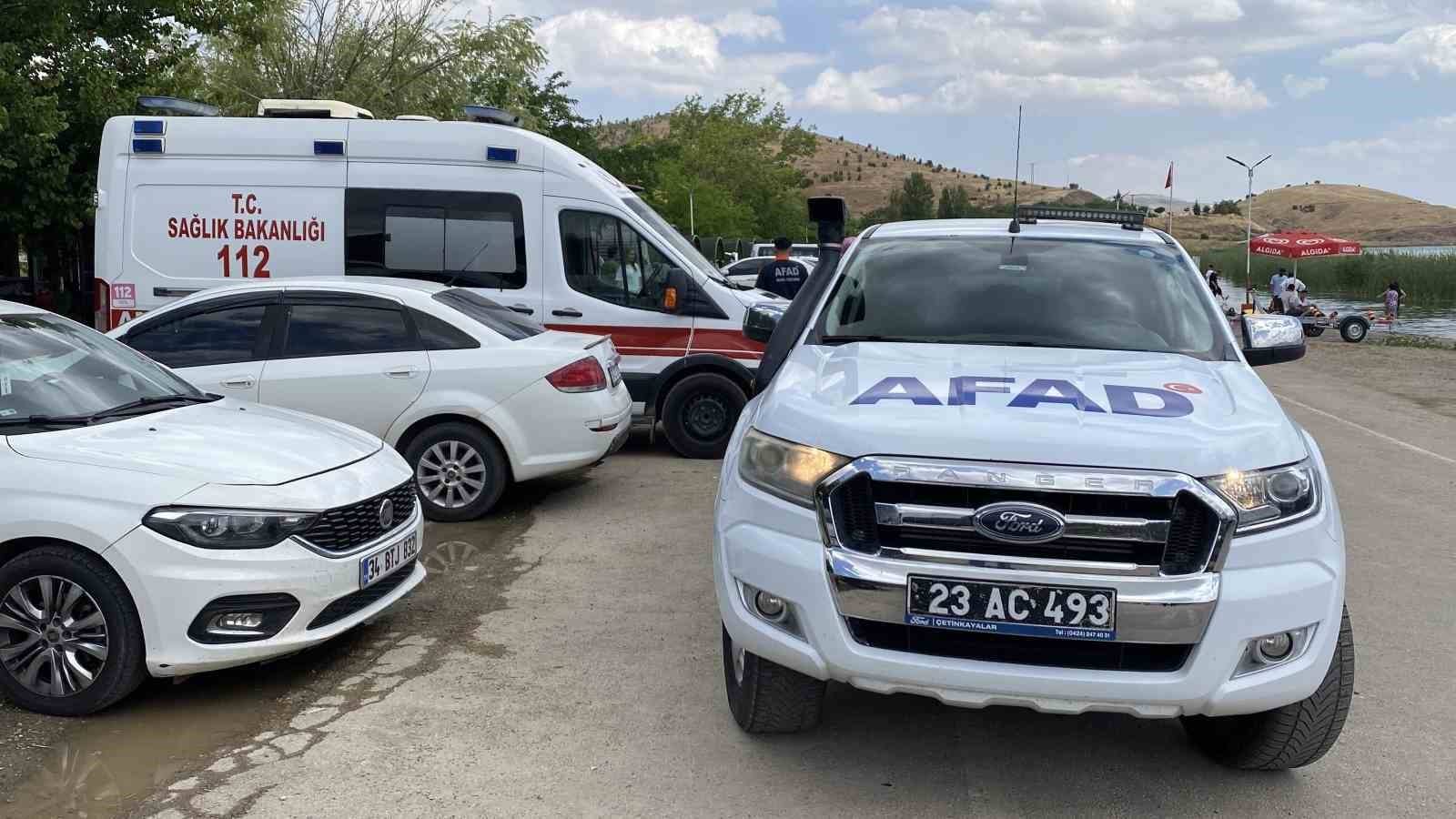 HAZAR GÖLÜ’NDE GEZİ TEKNESİ BATTI: 7 KİŞİ KURTARILDI