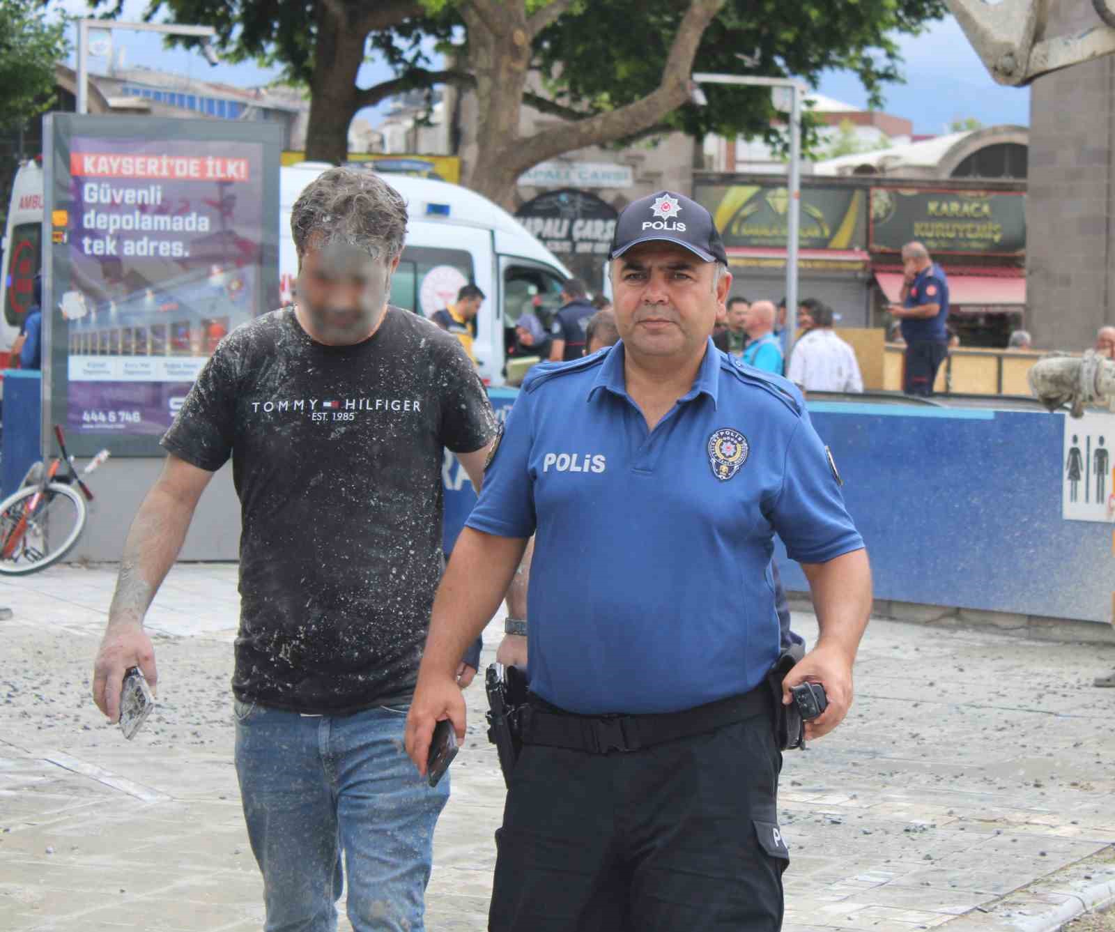 BETON MİKSERİNİN POMPASI PATLADI: 5 KİŞİ HASTANEYE KALDIRILDI