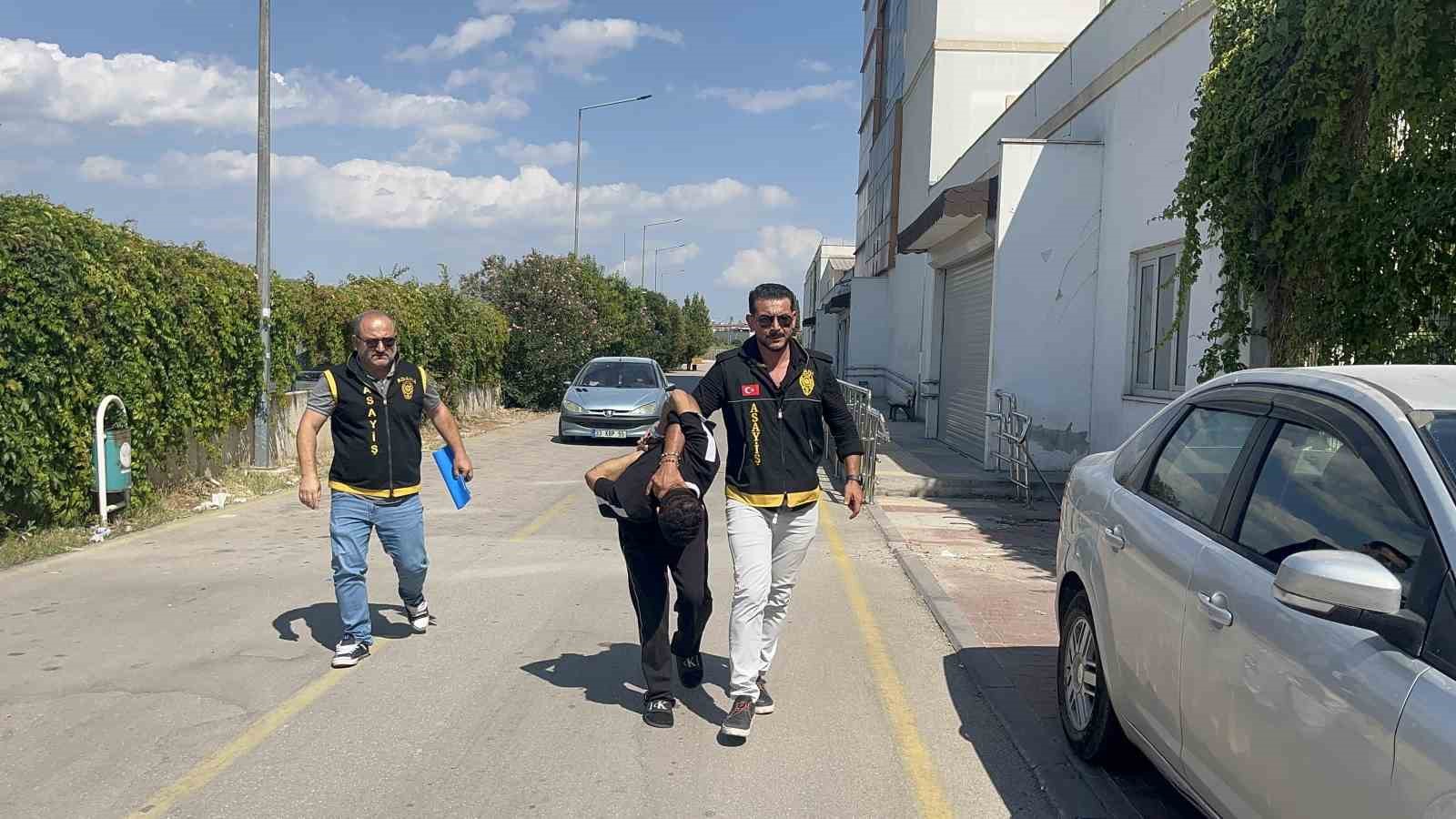 ADANA’DA 3 KİŞİYİ ÖLDÜREN KATİL ZANLISI ADLİYEYE SEVK EDİLDİ