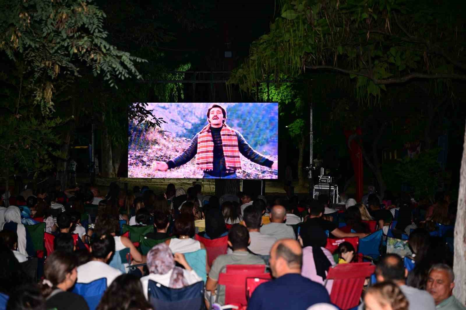 MANİSA’DA AÇIK HAVA SİNEMA GECELERİ NOSTALJİ RÜZGARI ESTİRİYOR