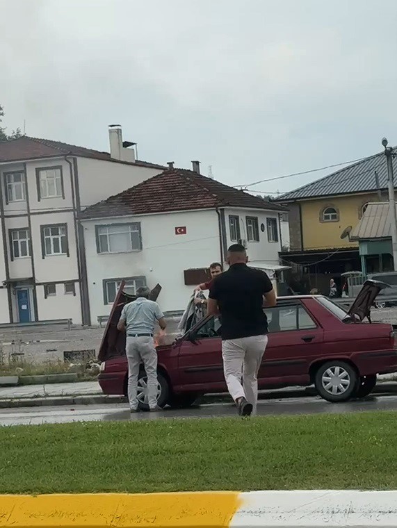 DUMANLARIN YÜKSELDİĞİ OTOMOBİLE DUYARLI SÜRÜCÜ MÜDAHALE ETTİ