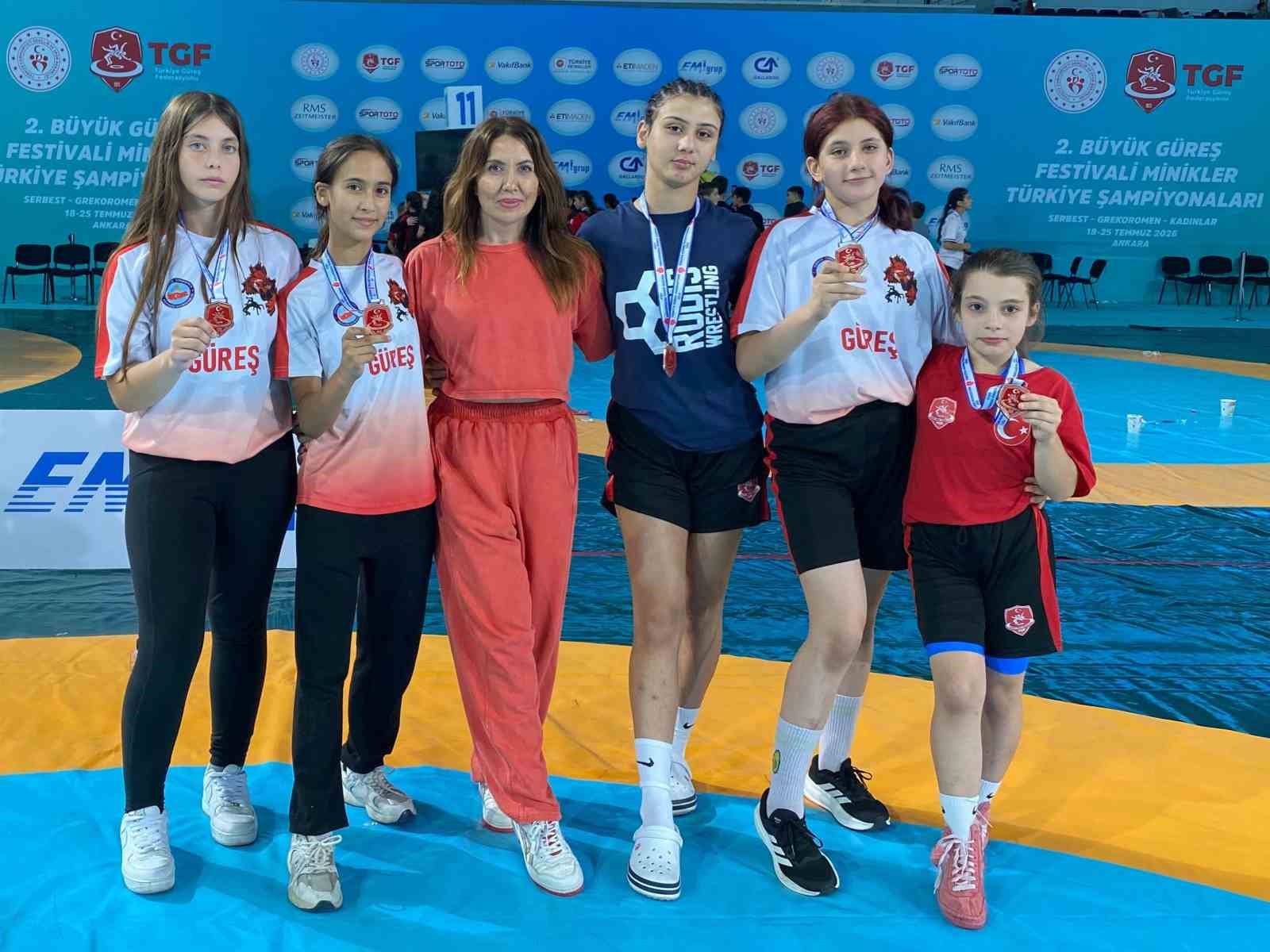KÖYCEĞİZLİ GÜREŞÇİLER TÜRKİYE ŞAMPİYONASI’NDAN 5 MADALYA İLE DÖNDÜ