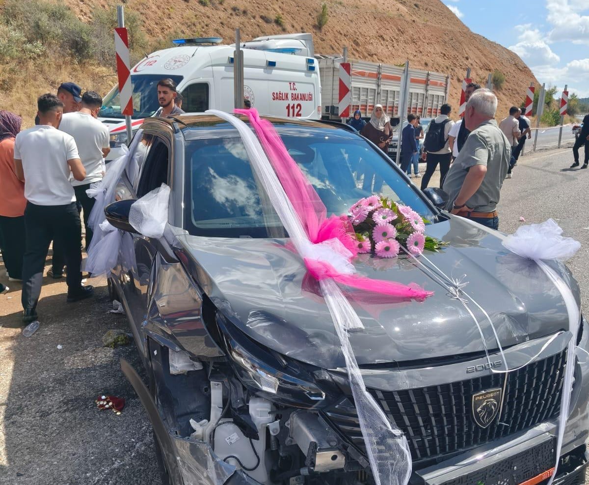 MALATYA’DA DÜĞÜN KONVOYUNDA KAZA: 9 YARALI