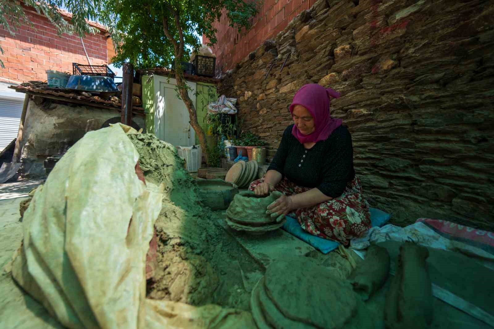 BİNLERCE YILLIK GELENEK ÇÖMLEK ÜRETİMİ KADIN EMEĞİYLE YAŞATILIYOR