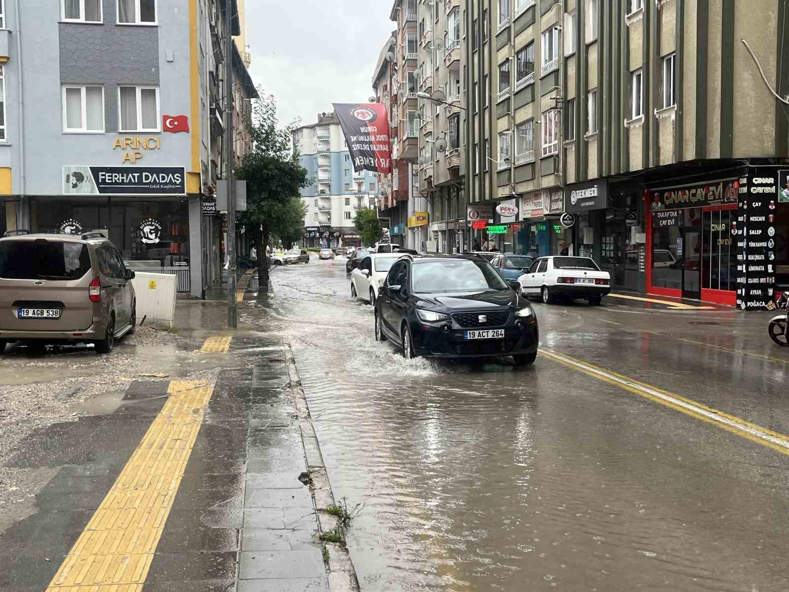 ÇORUM’DA SAĞANAK SONRASI SOKAKLAR GÖLE DÖNDÜ