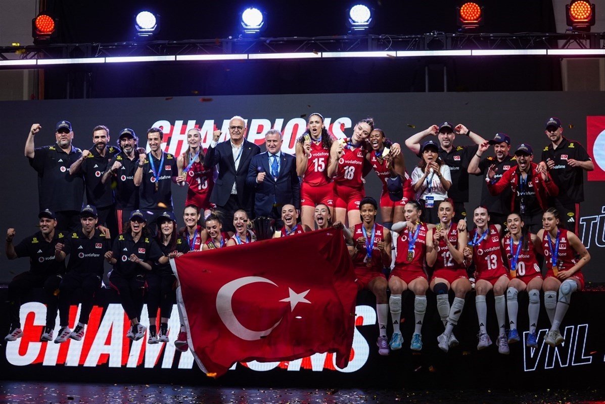 BAKAN BAK’TAN MİLLETLER LİGİ ŞAMPİYONU FİLENİN SULTANLARI’NA TEBRİK