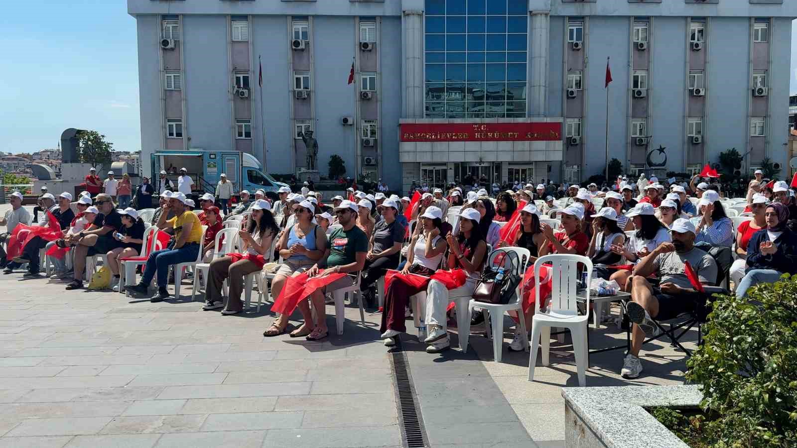 BAHÇELİEVLER’DE A MİLLİ KADIN VOLEYBOL TAKIMI’NIN ZAFERİ DEV EKRANDA İZLENDİ