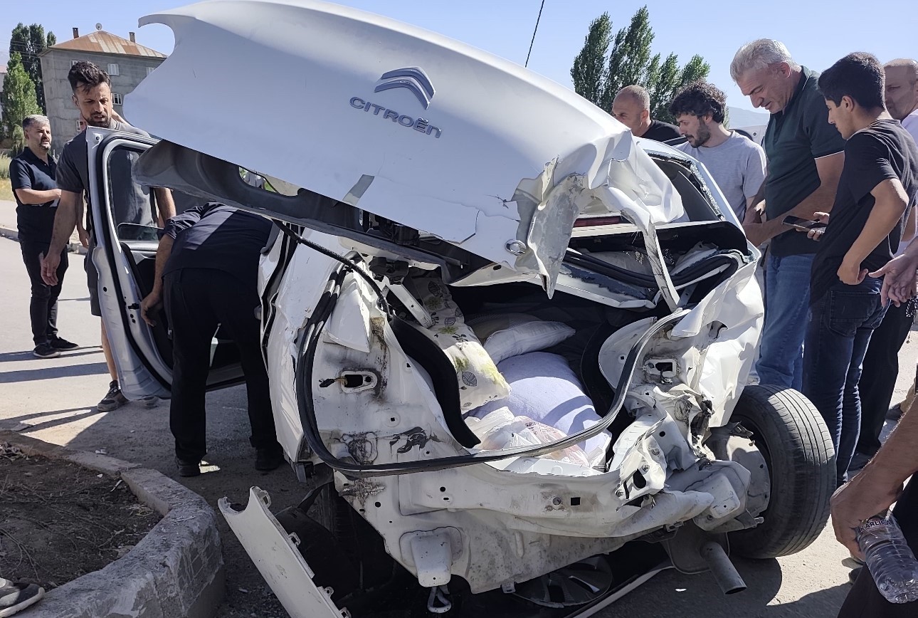 HAKKARİ’DE ÜÇ AYRI TRAFİK KAZASI: 1 ÖLÜ, 7 YARALI