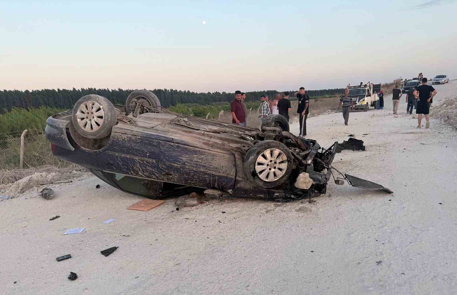MERSİN’DE STABİLİZE YOLDA OTOMOBİL TAKLA ATTI: 1 ÖLÜ,1 YARALI