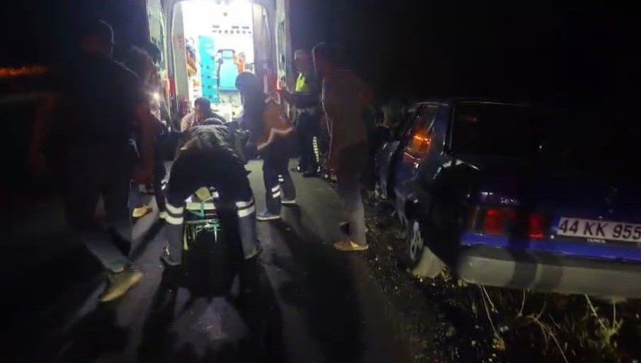 MALATYA’DA LASTİĞİ PATLAYAN OTOMOBİL REFÜJE ÇARPTI: 1 YARALI