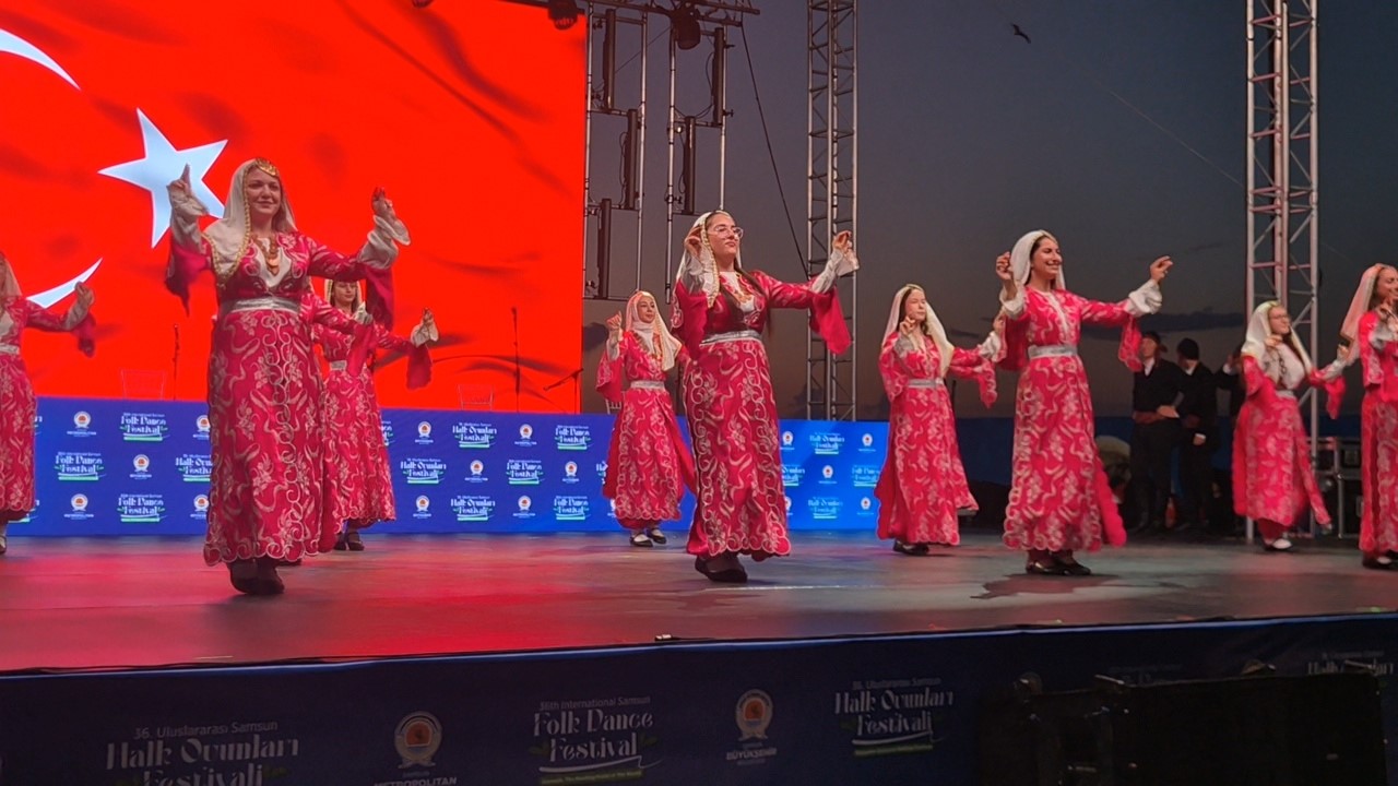 36. ULUSLARARASI SAMSUN HALK OYUNLARI FESTİVALİ FİNAL GÖSTERİSİYLE SONA ERDİ