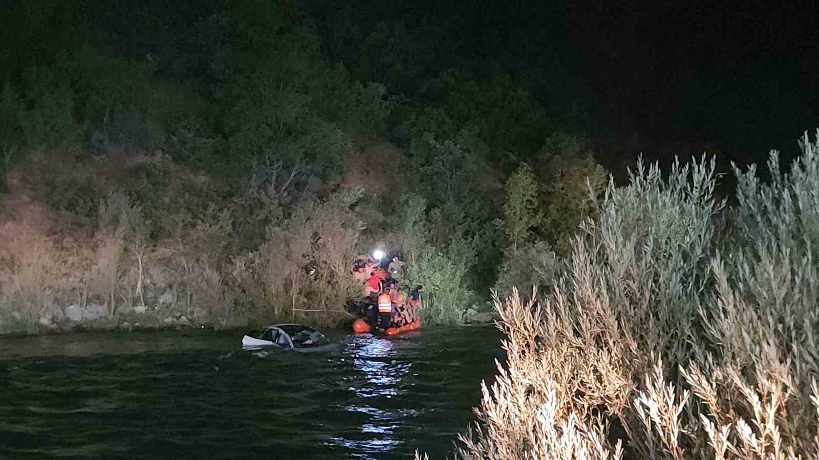 TUNCELİ’DE ARAÇ MUNZUR NEHRİ’NE YUVARLANDI: 2 YARALI
