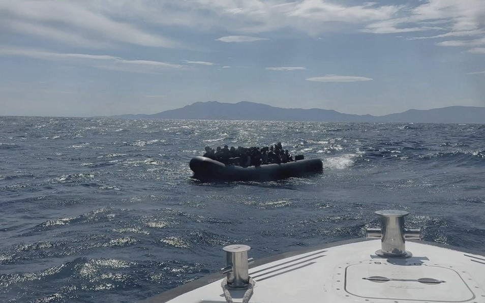 AYVACIK AÇIKLARINDA 43 KAÇAK GÖÇMEN YAKALANDI