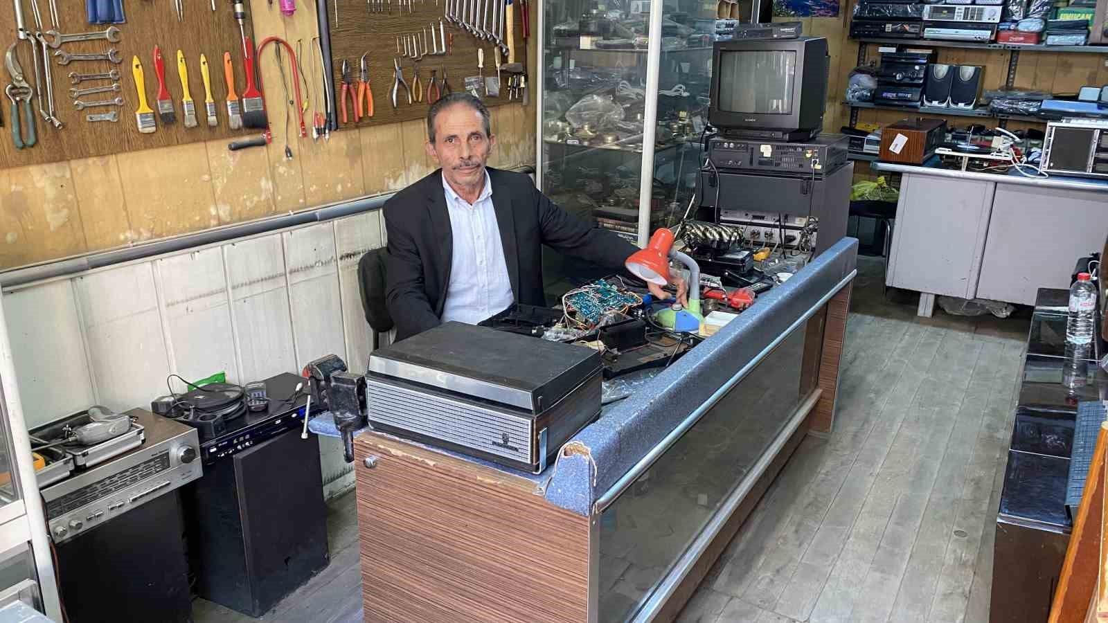 80’LER SOKAĞI’NIN ZAMANA DİRENEN SON USTASI: YARIM ASIRDIR GEÇMİŞİN SESİNİ ONARIYOR