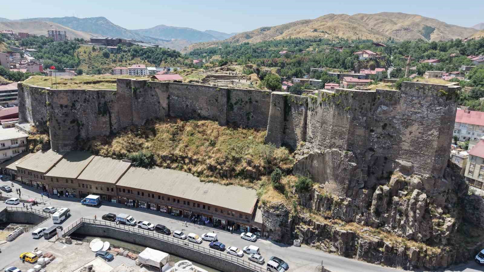 BİTLİS KALESİ’NDE KAZILAR BÜYÜK ÖLÇÜDE TAMAMLANDI