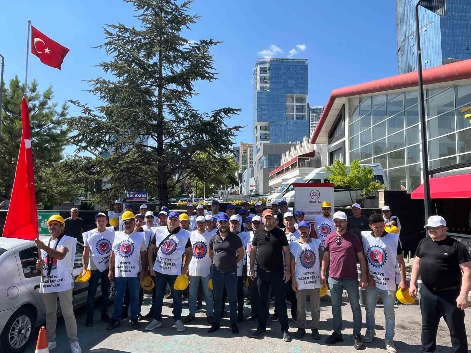 DORUK MADENCİLİK İŞÇİLERİ ŞİRKET ÖNÜNDE EYLEM BAŞLATTI