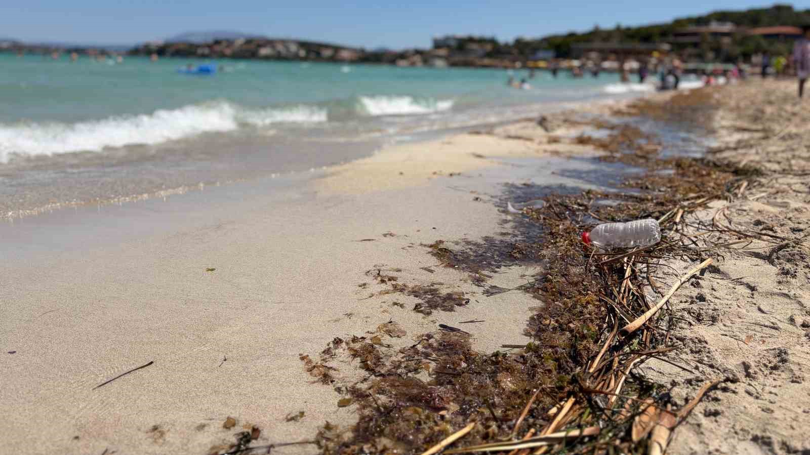 ÇEŞME SAHİLLERİNDEKİ KİRLİLİK TATİLCİLERİN TEPKİSİNE NEDEN OLDU